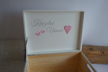 Dřevěná bedýnka s vyřezaným jménem a medvídkem - pro holky