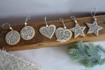 Dřevěné vánoční ozdoby - srdíčka a hvězdičky