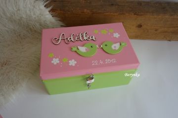 Dřevěná bedýnka s vyřezaným jménem a ptáčkem