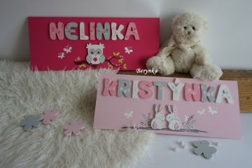 Velké dřevěné jmenovky