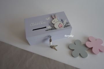 Dřevěná pokladnička se zajíčkem v trávě