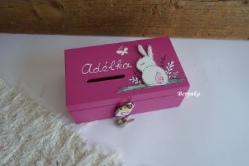 Dřevěná pokladnička se zajíčkem v trávě