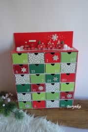 Adventní kalendář červeno-zelený s mašinkou - různá provedení