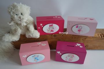 Dřevěná pokladnička s panenkou