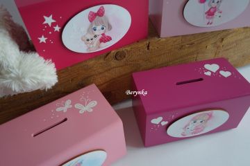 Dřevěná pokladnička s panenkou