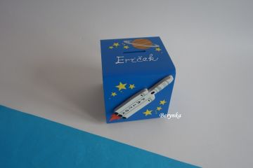 Dřevěná pokladnička s vesmírnou raketou