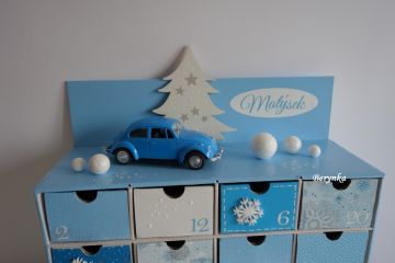 Adventní kalendář modrý s plechovým autíčkem