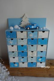 Adventní kalendář modrý s plechovým autíčkem