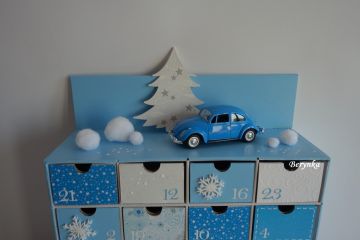 Adventní kalendář modrý s plechovým autíčkem