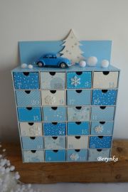 Adventní kalendář modrý s plechovým autíčkem