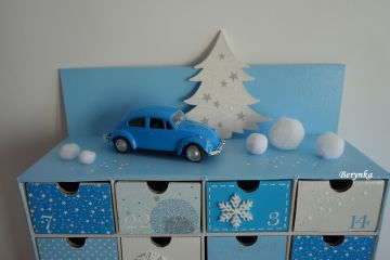 Adventní kalendář modrý s plechovým autíčkem