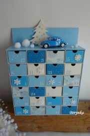 Adventní kalendář modrý s plechovým autíčkem