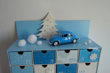 Adventní kalendář modrý s plechovým autíčkem