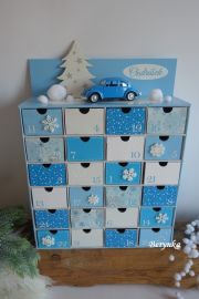 Adventní kalendář modrý s plechovým autíčkem