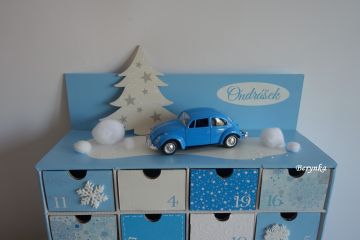 Adventní kalendář modrý s plechovým autíčkem