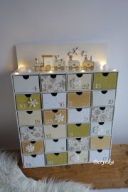 Adventní kalendář bílo-zlatý s dřevěným vláčkem