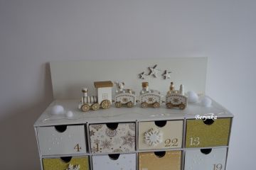 Adventní kalendář bílo-zlatý s dřevěným vláčkem