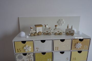 Adventní kalendář bílo-zlatý s dřevěným vláčkem