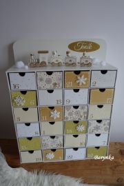 Adventní kalendář bílo-zlatý s dřevěným vláčkem