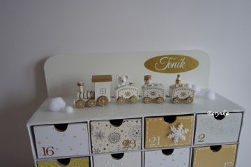 Adventní kalendář bílo-zlatý s dřevěným vláčkem