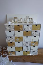 Adventní kalendář bílo-zlatý s dřevěným vláčkem