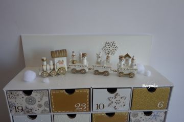 Adventní kalendář bílo-zlatý s dřevěným vláčkem