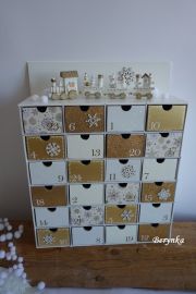 Adventní kalendář bílo-zlatý s dřevěným vláčkem