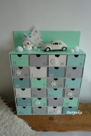 Adventní kalendář mátovo-šedý s autíčkem a sněhulákem