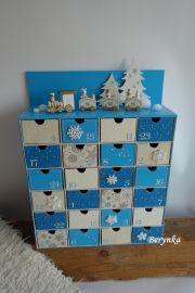 Adventní kalendář modrý s mašinkou
