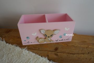 Dřevěný stojánek na tužky se srnkou