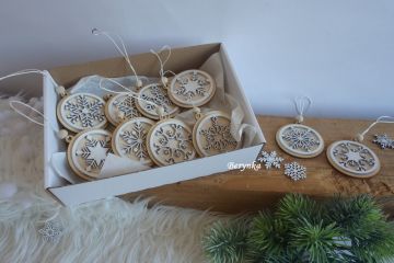 Dřevěné vánoční ozdoby se sněhulákem a jménem