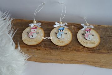 Dřevěné vánoční ozdoby se sněhulákem a jménem