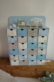 Adventní kalendář bledě modrý s mašinkou