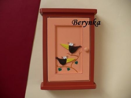 Dřevěná skříňka na klíče s ptáčky