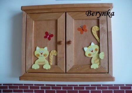 Dřevěná skříňka na klíče s kočičkami