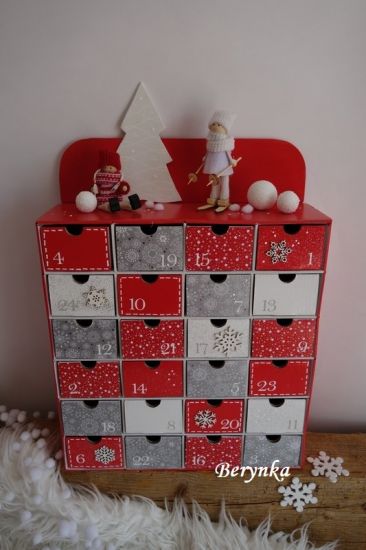 Adventní kalendář červeno-stříbrný s panáčky