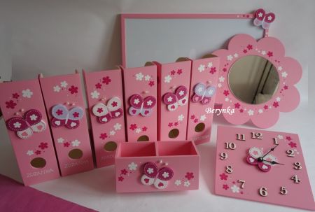 Dřevěné dekorace - růžové s motýlkem a kytičkami