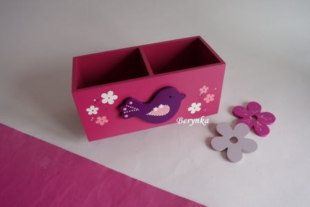 Dřevěný stojánek na tužky s ptáčkem