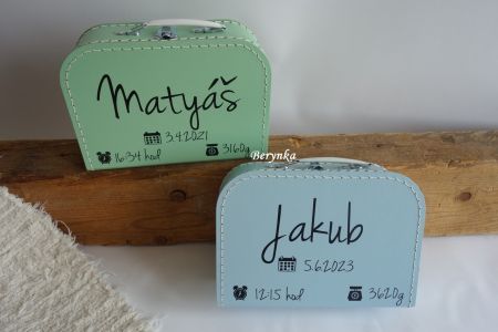 Kufřík se jménem s údaji narození
