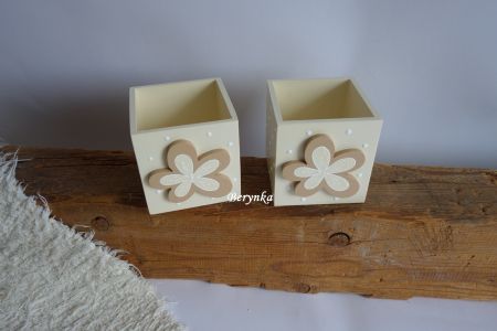 Dřevěný stojánek na tužky s nepravidelnou kytičkou