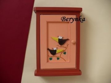 Dřevěná skříňka na klíče s ptáčky