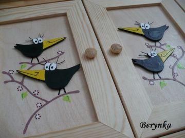 Dřevěná skříňka na klíče s ptáčky