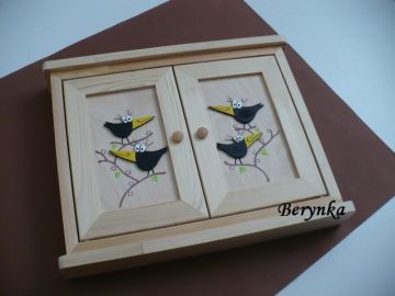 Dřevěná skříňka na klíče s ptáčky
