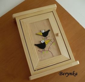 Dřevěná skříňka na klíče s ptáčky