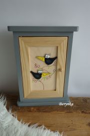Dřevěná skříňka na klíče s ptáčky