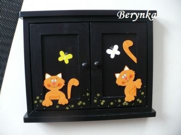 Dřevěná skříňka na klíče s kočičkami
