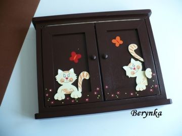 Dřevěná skříňka na klíče s kočičkami