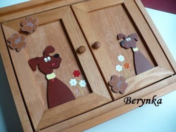 Dřevěná skříňka na klíče s kočičkami