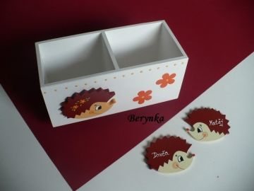 Dřevěný stojánek na tužky s ježkem