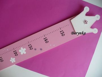 Dřevěné dekorace - růžová s korunkou